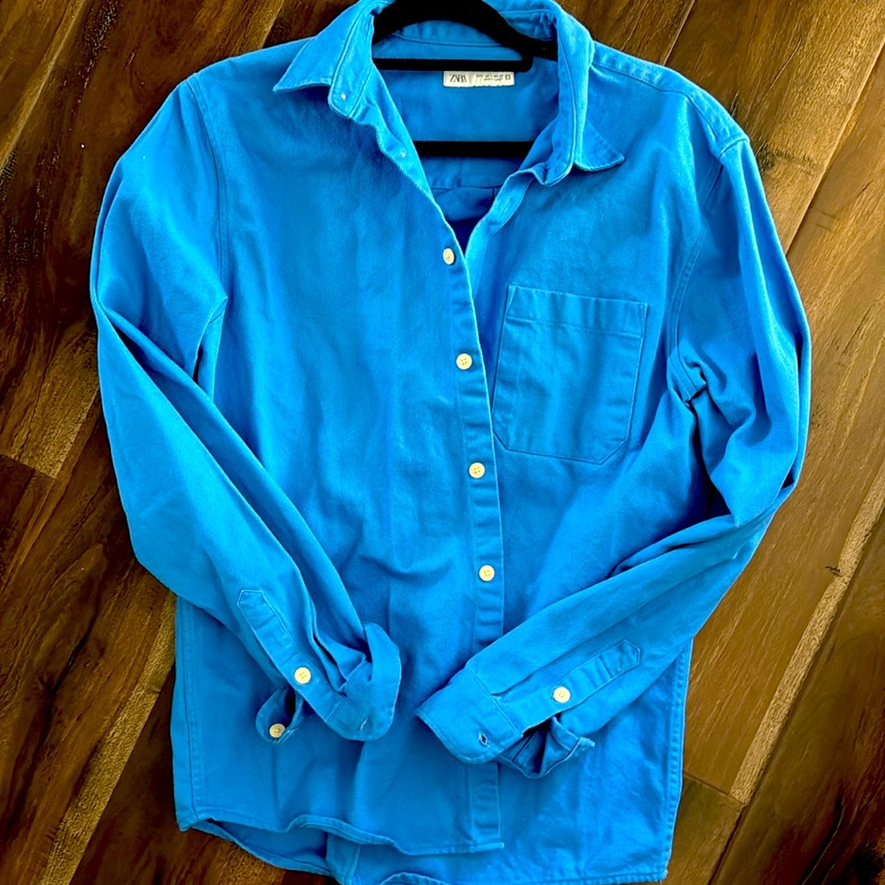 ZARA woven button up in a springtime blue. Beautiful heavy  texture